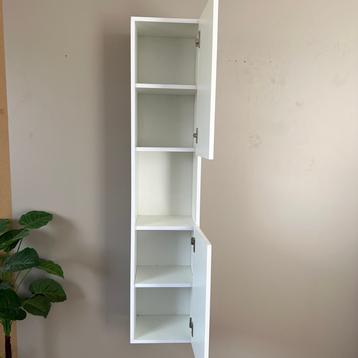 Colonne de rangement avec niche