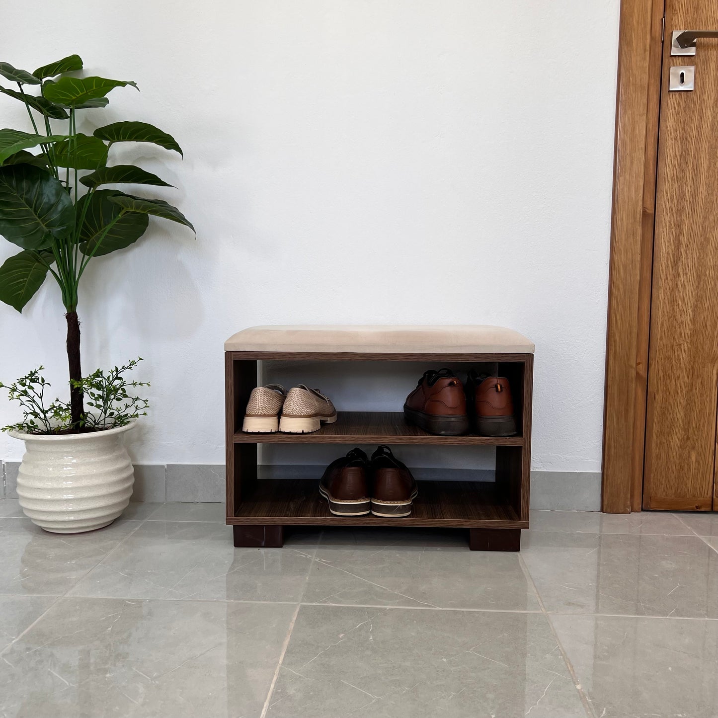 Banc et étagères des chaussures