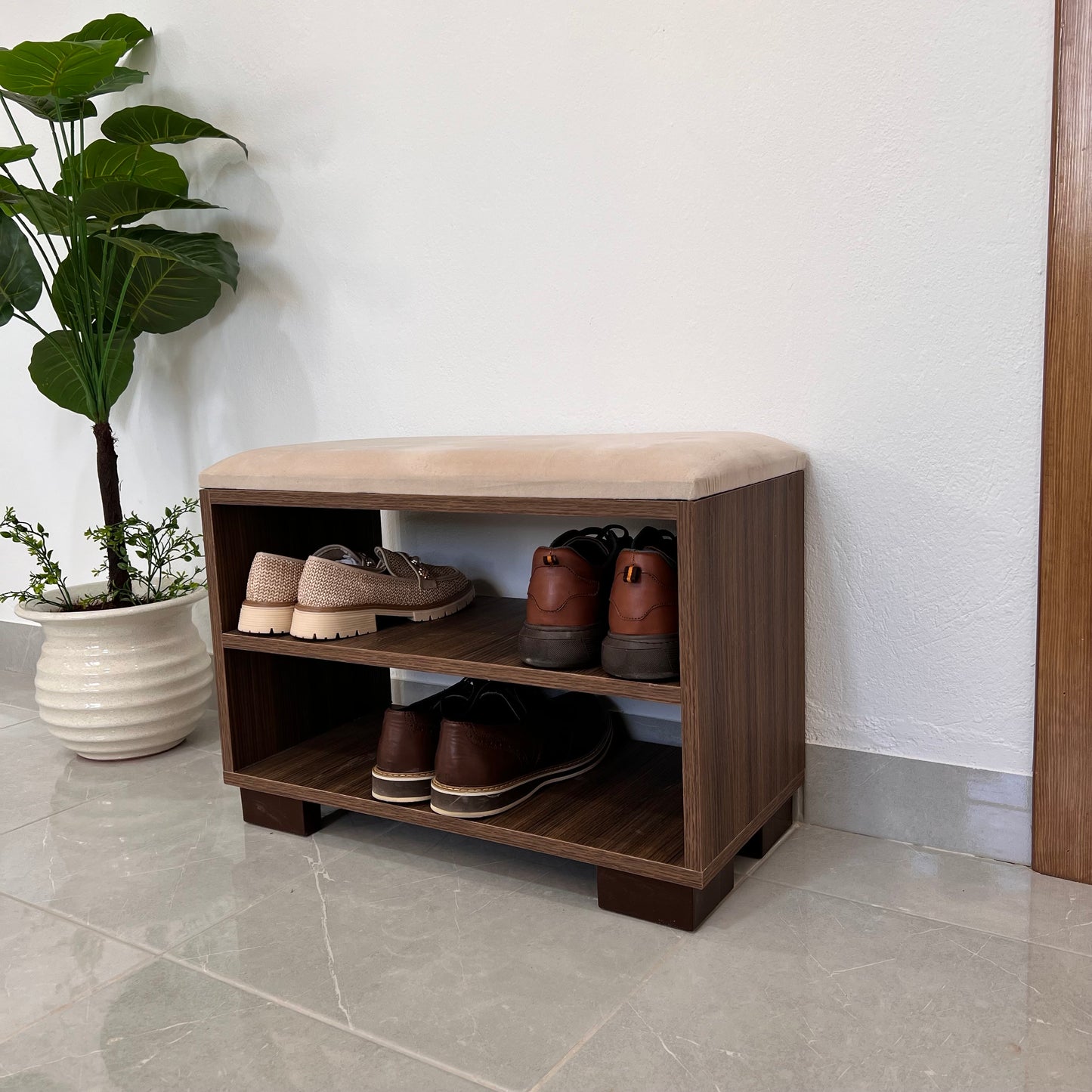 Banc et étagères des chaussures