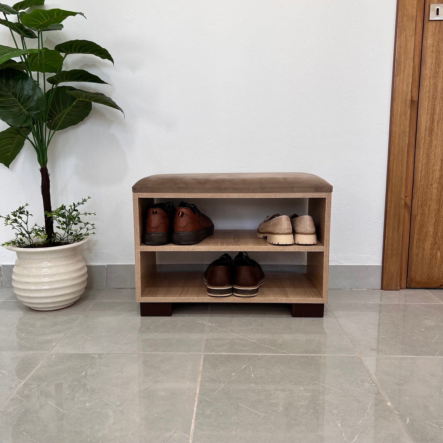 Banc et étagères des chaussures