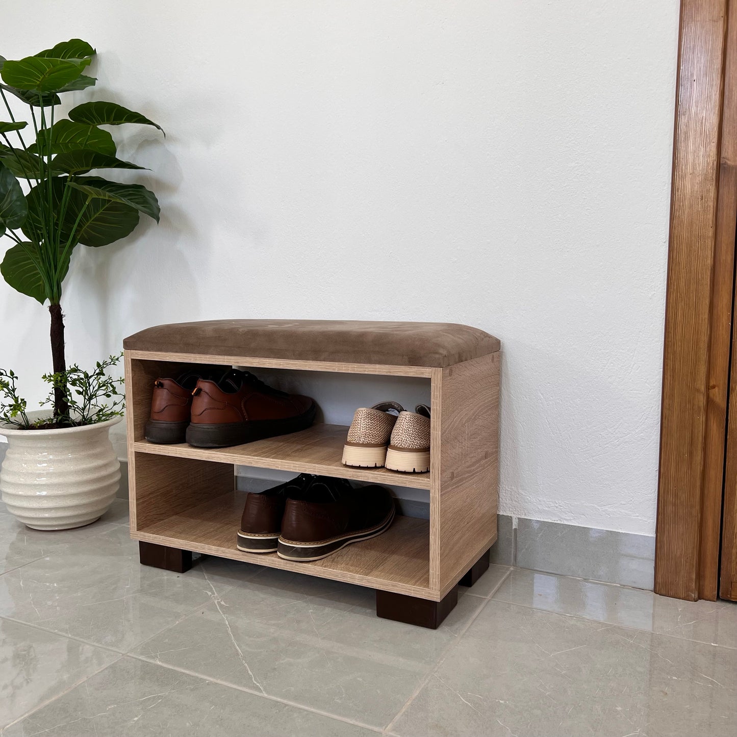 Banc et étagères des chaussures