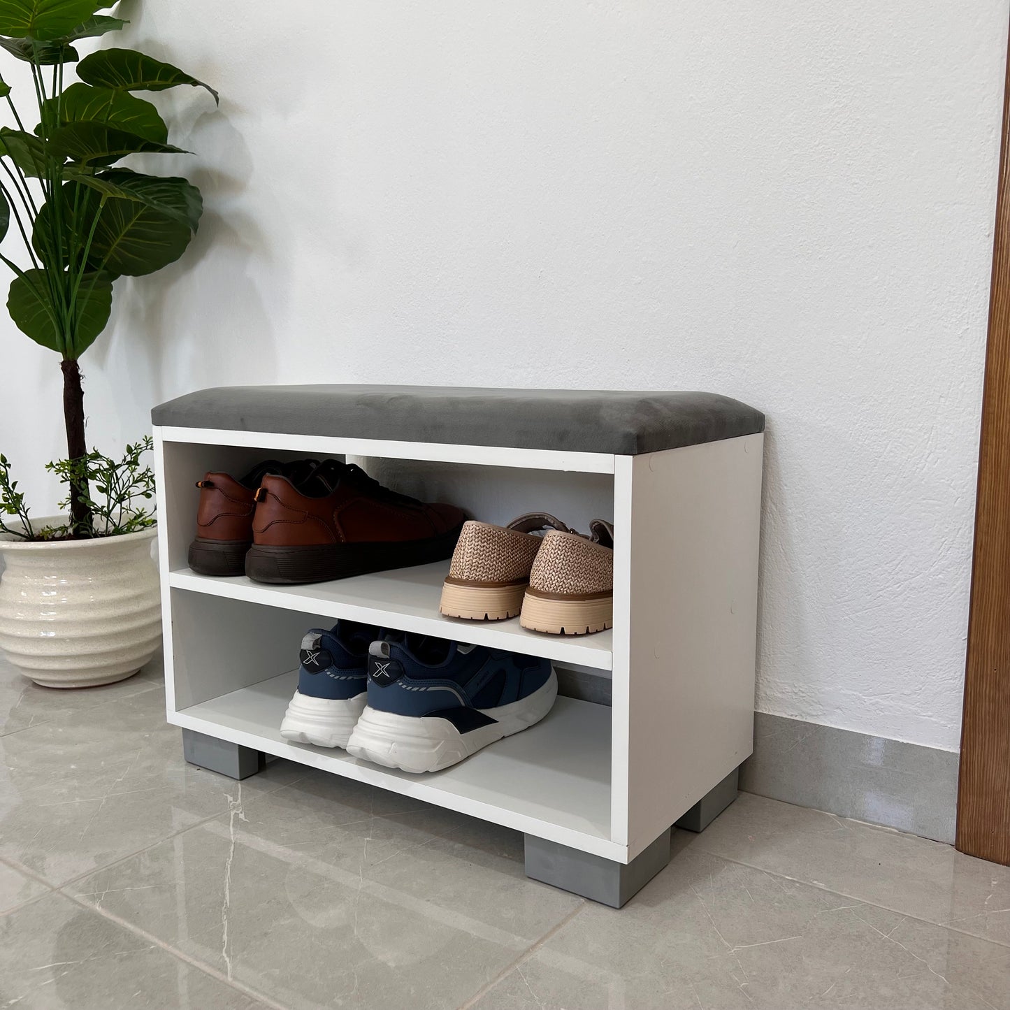 Banc et étagères des chaussures