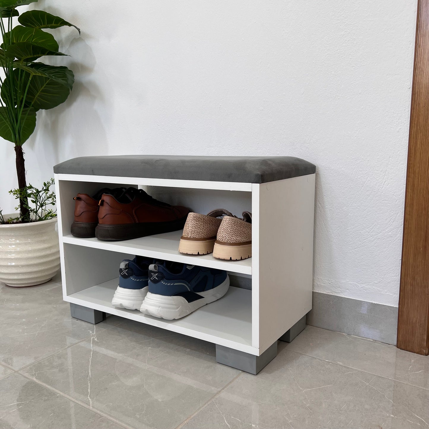 Banc et étagères des chaussures