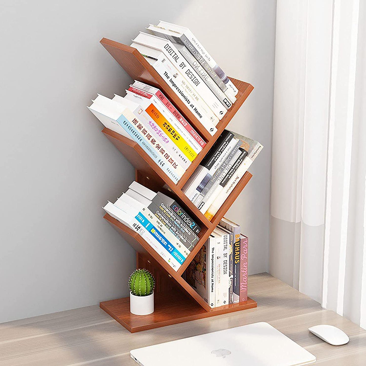 Bibliothèque arbre marron – vue de côté avec livres et objets déco