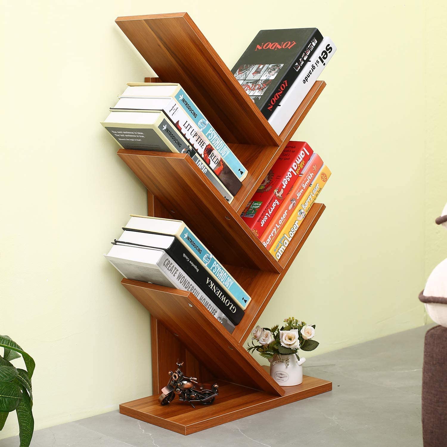 Bibliothèque arbre marron – vue de face avec livres et objets déco