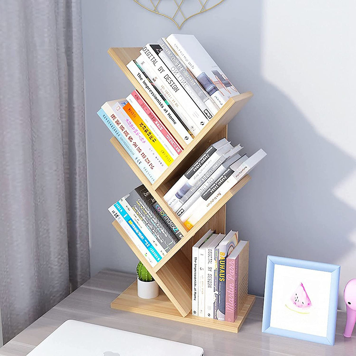 Bibliothèque arbre marron – vue de face avec livres et plante