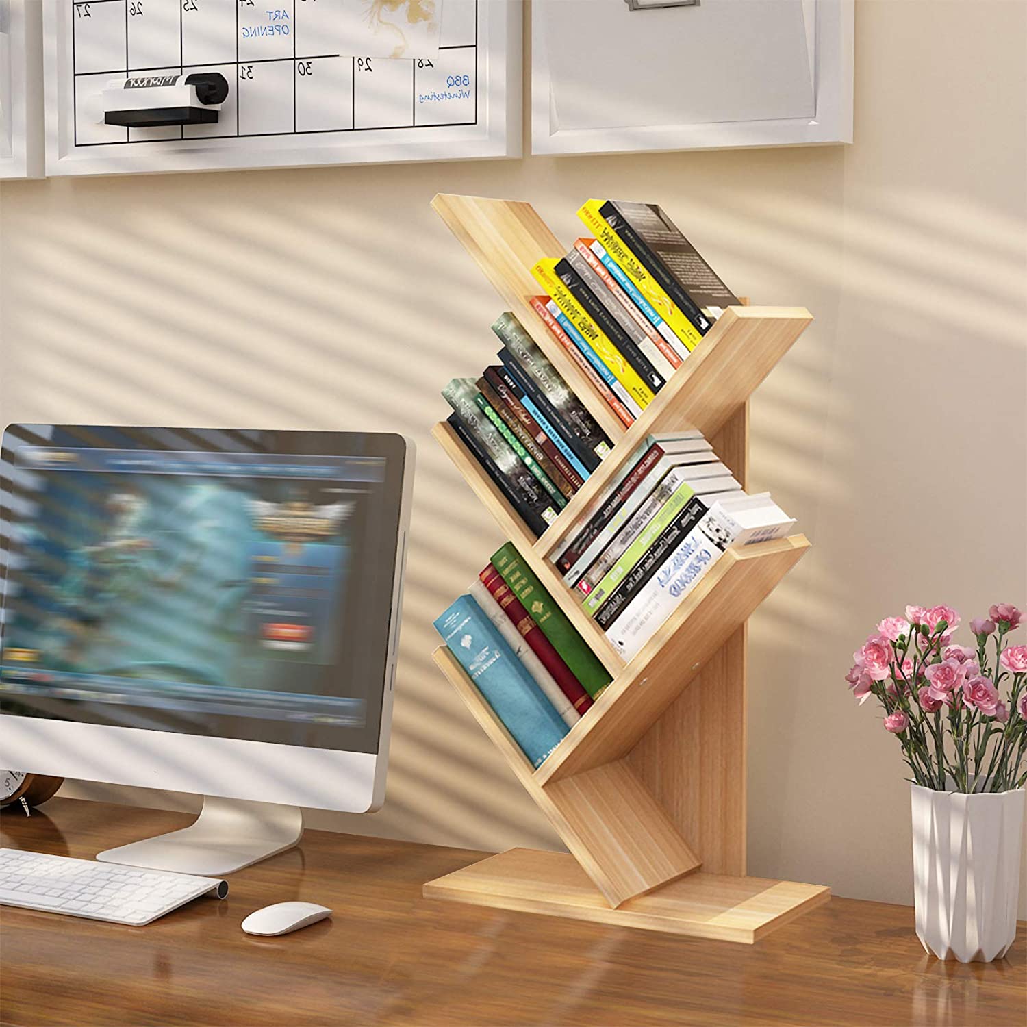 Bibliothèque arbre marron – en situation salon avec livres et figurine moto