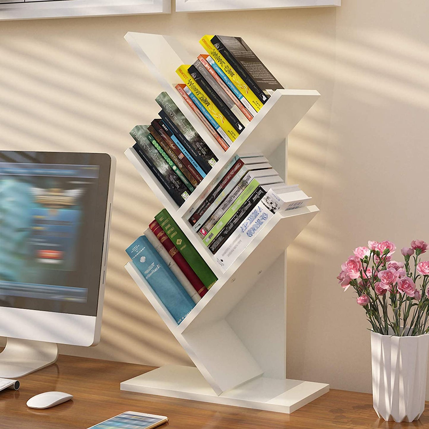 Bibliothèque arbre marron – vue rapprochée avec livres colorés