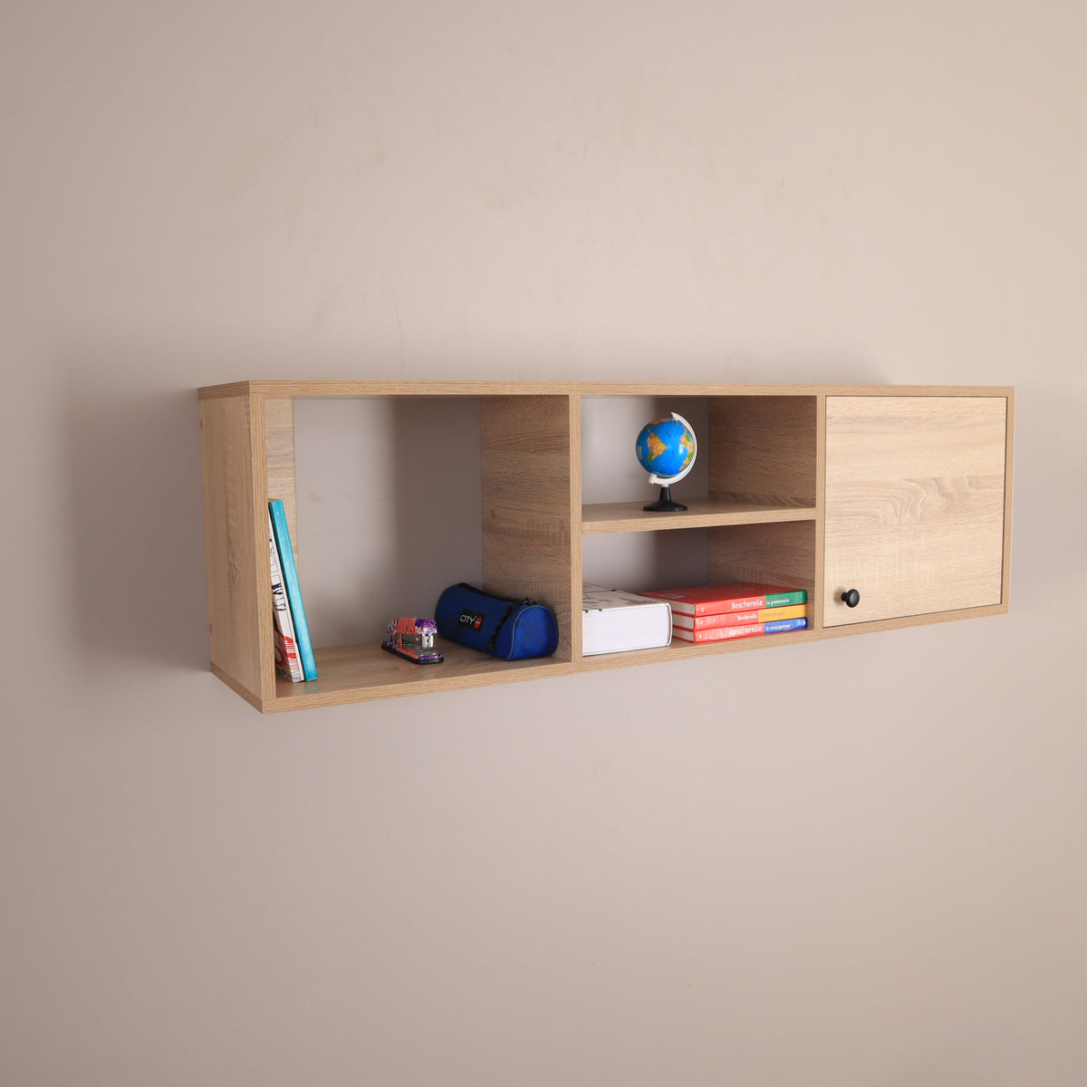 Bibliothèque murale suspendue beige – vue de face avec globe, livres et classeurs, porte ouverte