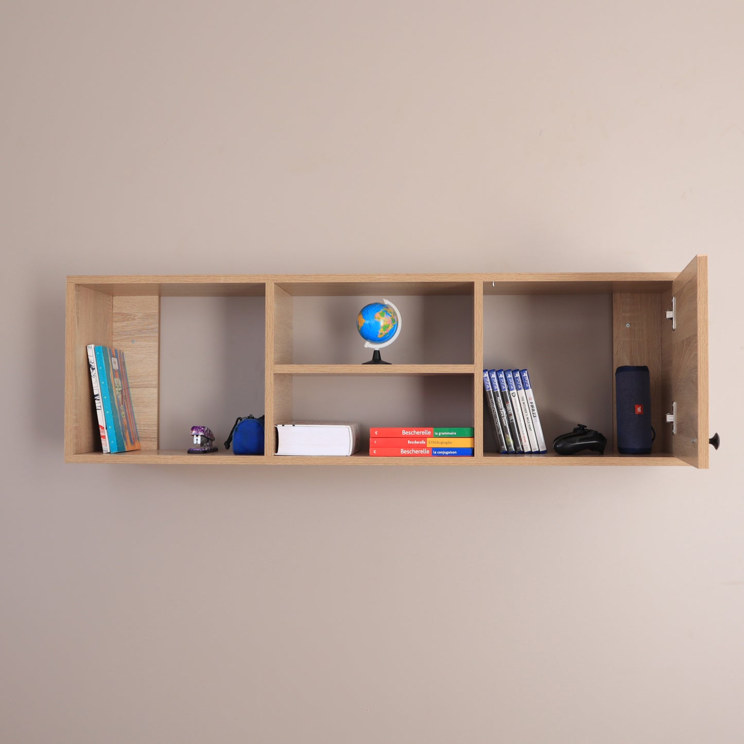 Bibliothèque murale suspendue beige – vue rapprochée avec livres et trousse bleue