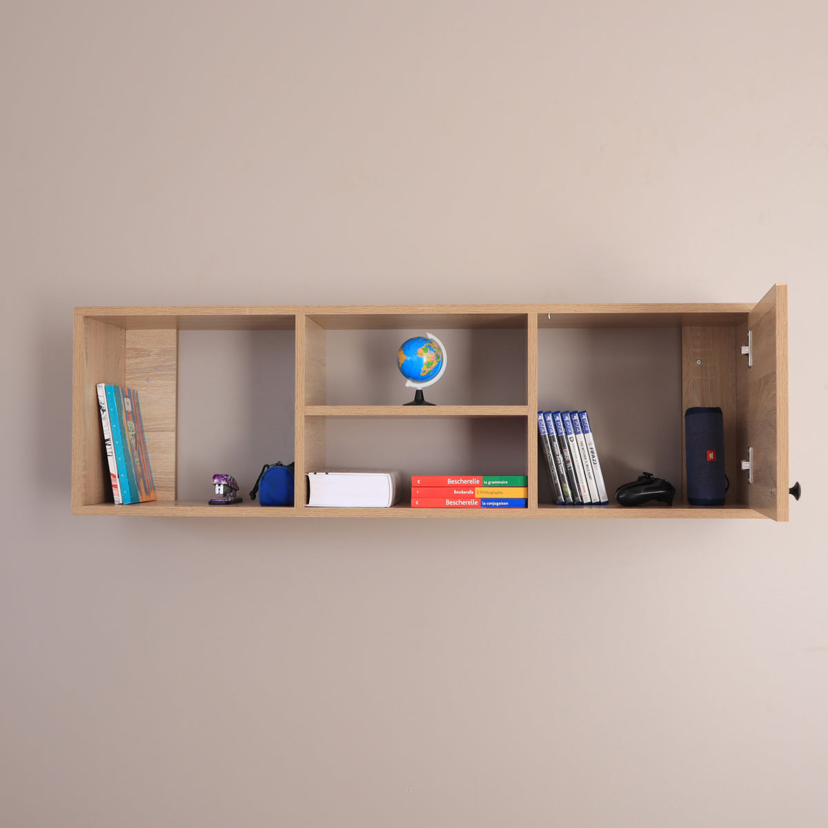 Bibliothèque murale suspendue beige – vue rapprochée avec livres et trousse bleue