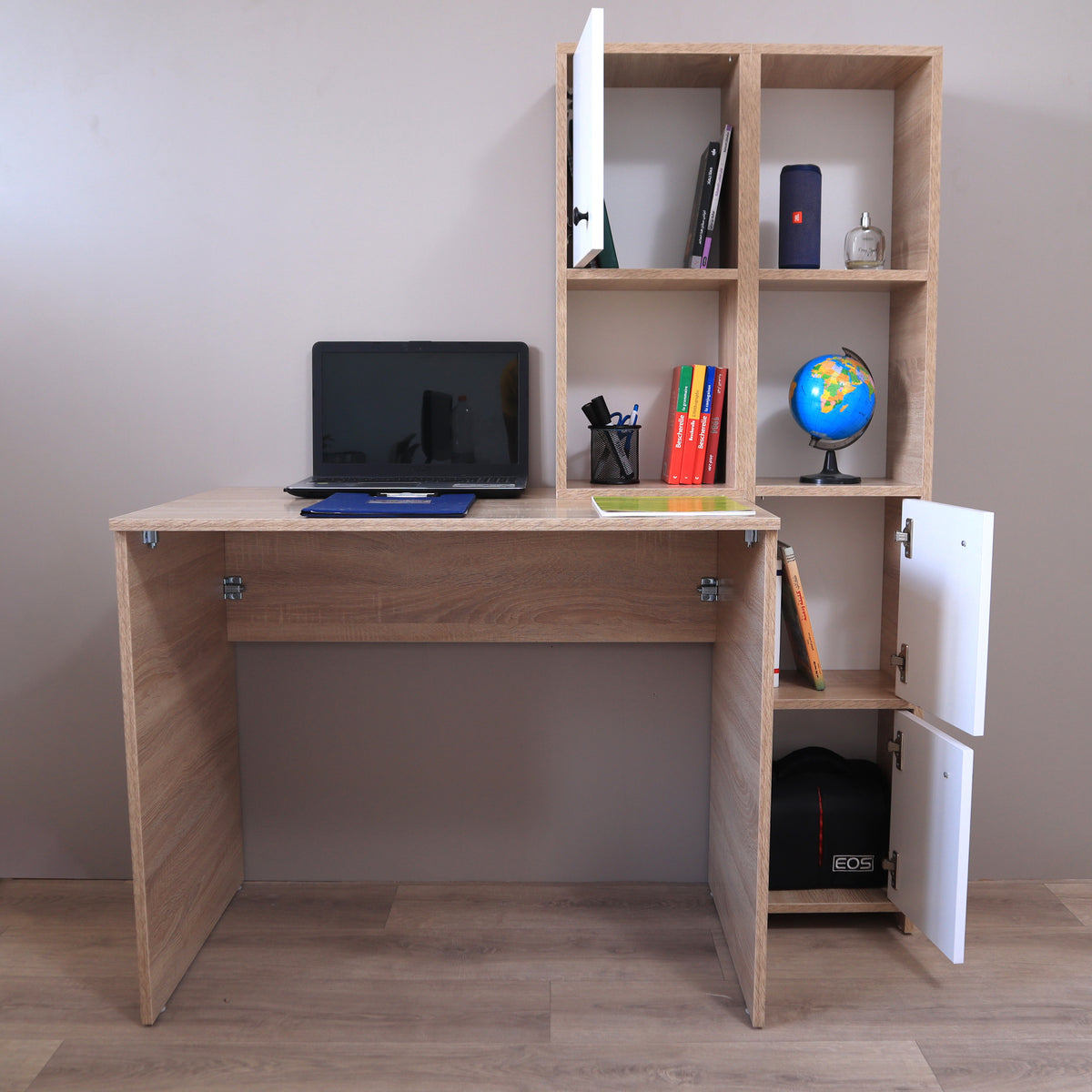 Bureau avec bibliothèque intégrée Sonoma et blanc – portes ouvertes révélant rangement livres, sac et appareil photo