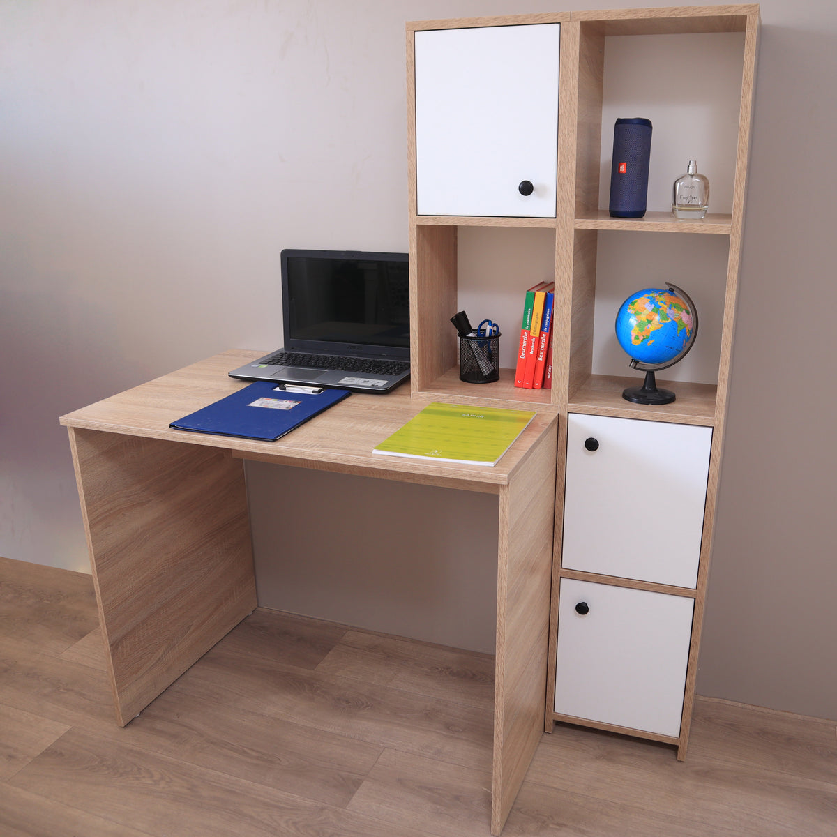 Bureau avec bibliothèque intégrée Sonoma et blanc – en situation réelle avec laptop, globe, enceinte JBL et classeurs