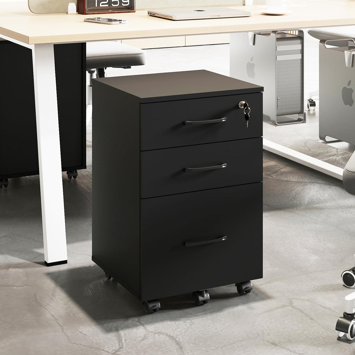 Caisson bureau beige 3 tiroirs à roulettes – en situation salon avec vase et coussins