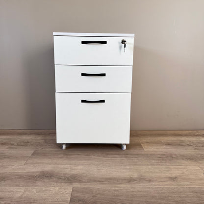 Caisson bureau blanc – vue frontale de face, roulettes visibles, serrure apparente