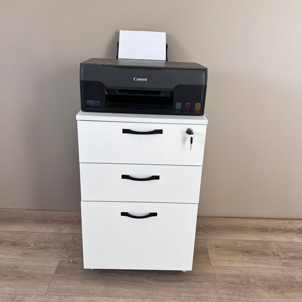 Caisson bureau blanc à roulettes – vue de face avec imprimante Canon dessus