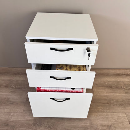 Caisson bureau blanc – tiroir inférieur ouvert avec classeurs rouges et archives