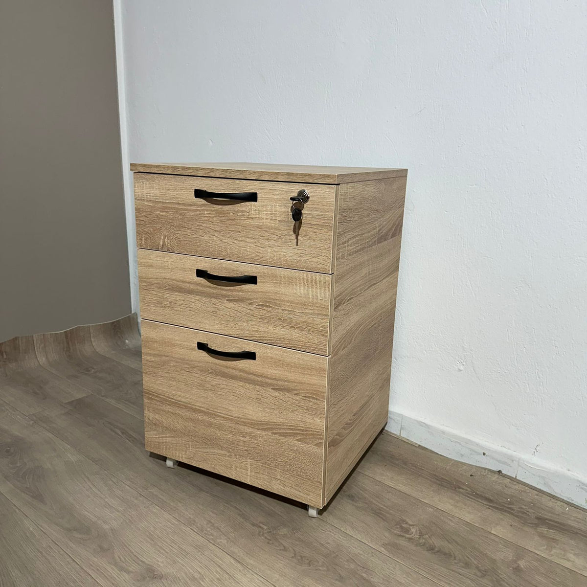 Caisson bureau blanc – tiroir ouvert avec classeurs rouges, serrure visible