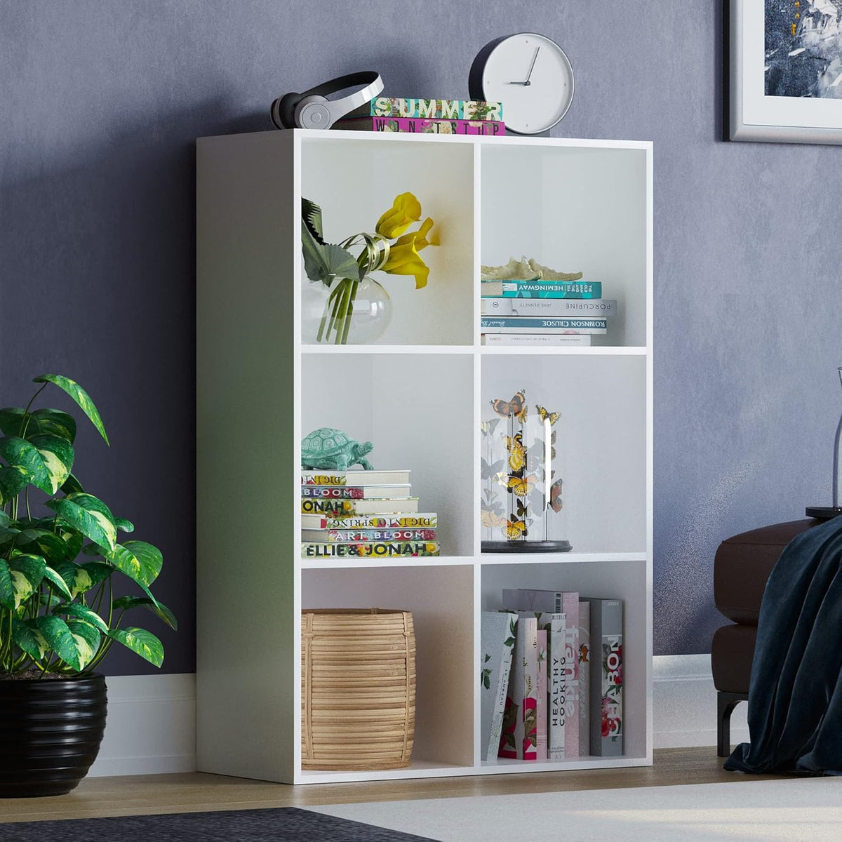Étagère 6 compartiments blanc – salon moderne avec livres, fleurs et panier