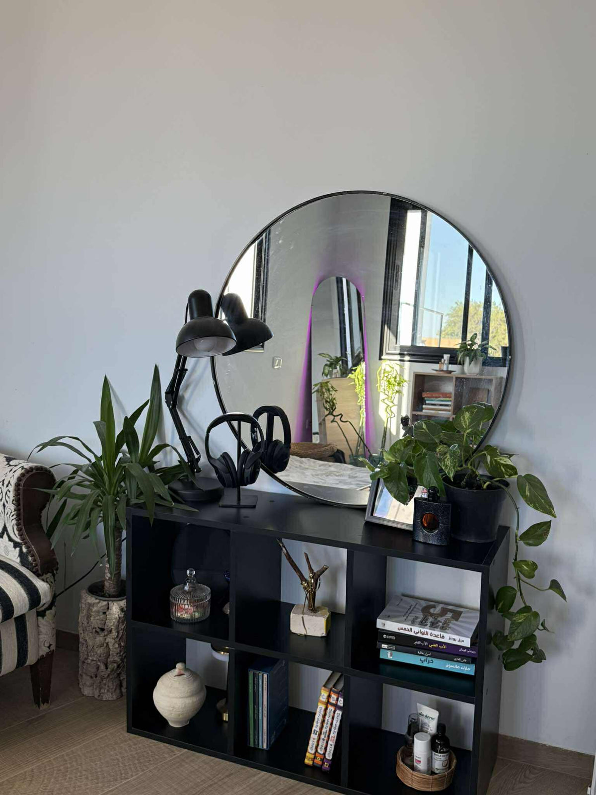 Étagère 6 compartiments noir – en situation salon avec miroir rond et plantes