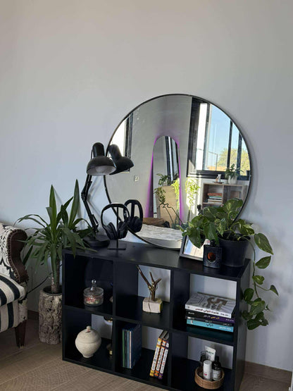 Étagère 6 compartiments noir – en situation salon avec miroir rond et plantes