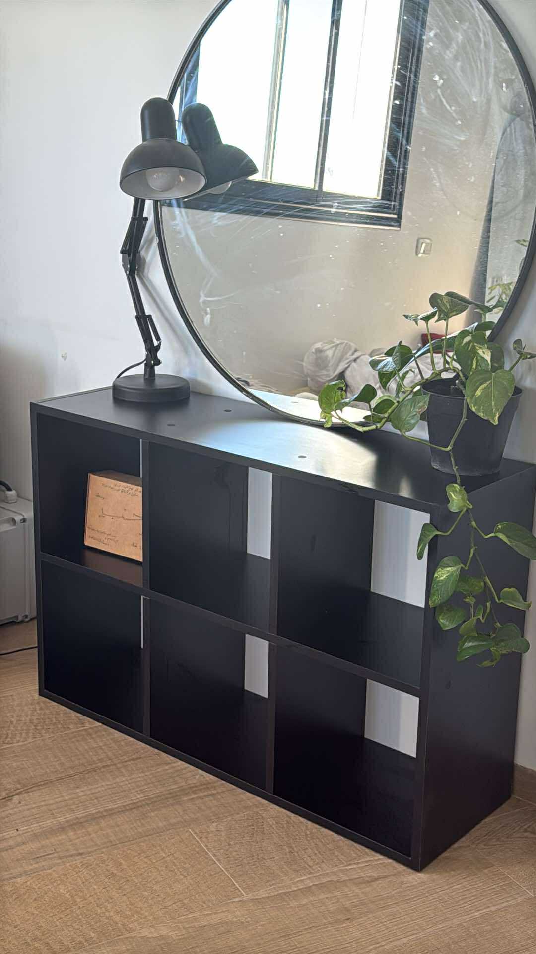 Étagère 6 compartiments noir – vue de face avec lampe et plante décorative