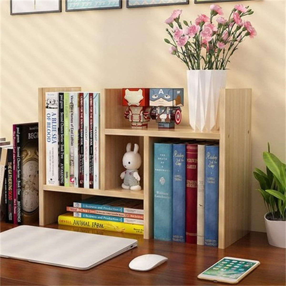 Étagère bureau extensible beige – en situation bureau avec livres, figurines Marvel et vase de fleurs