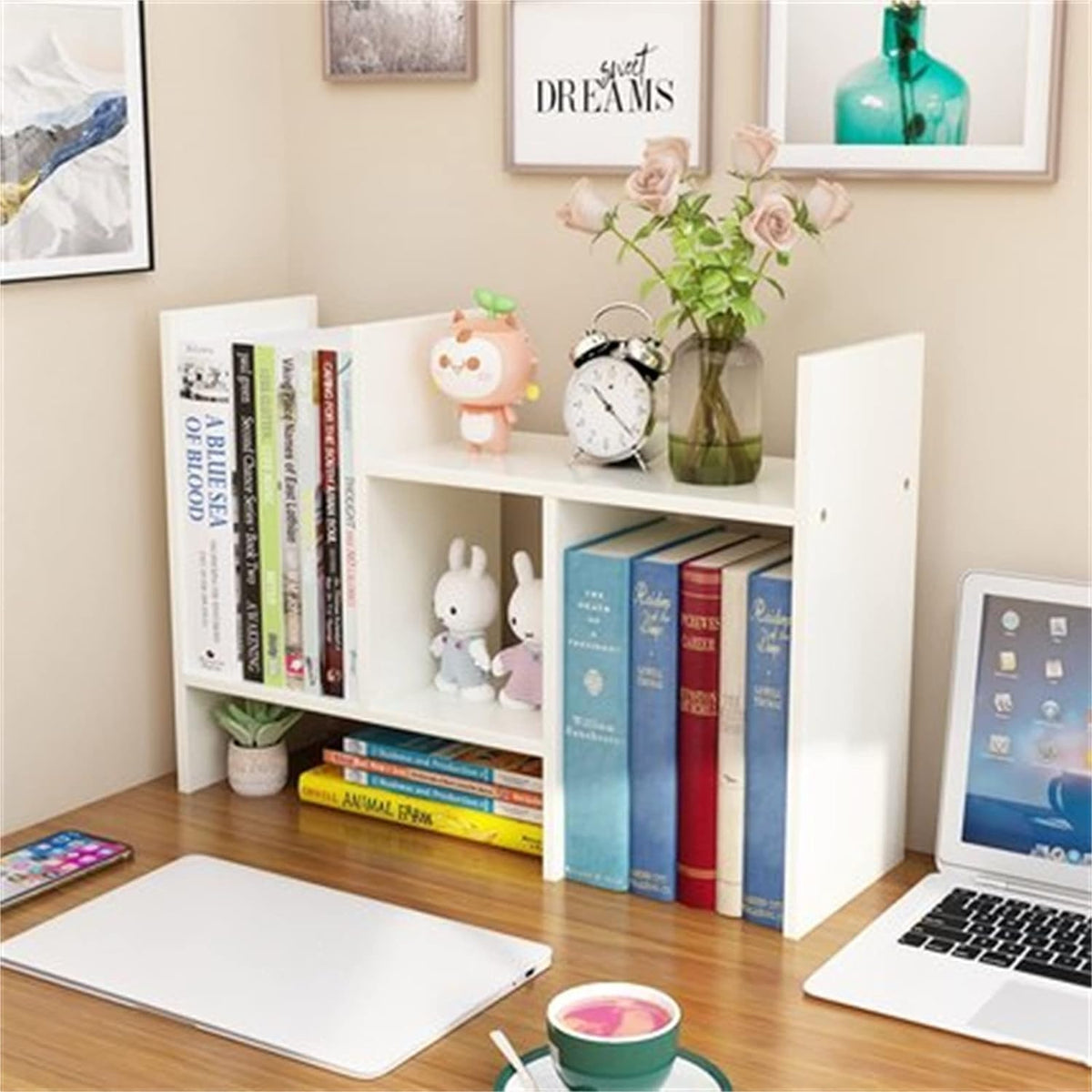 Étagère bureau extensible blanc – en situation bureau avec livres, figurines lapin et laptop