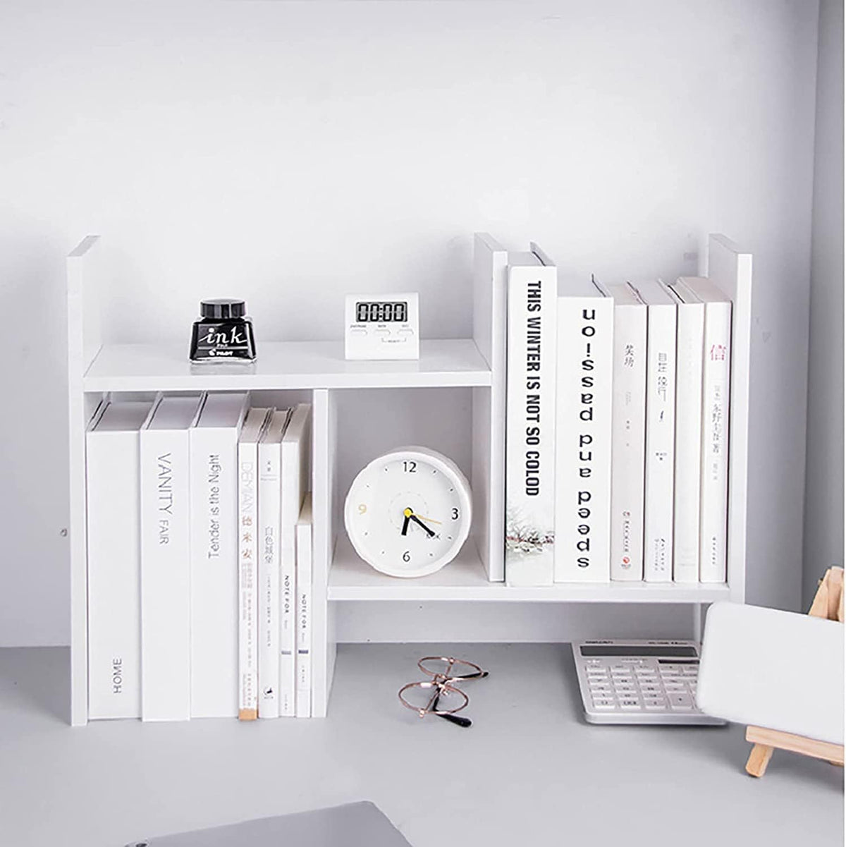 Étagère bureau extensible blanc – en situation bureau avec livres, horloge et encre, laptop à côté