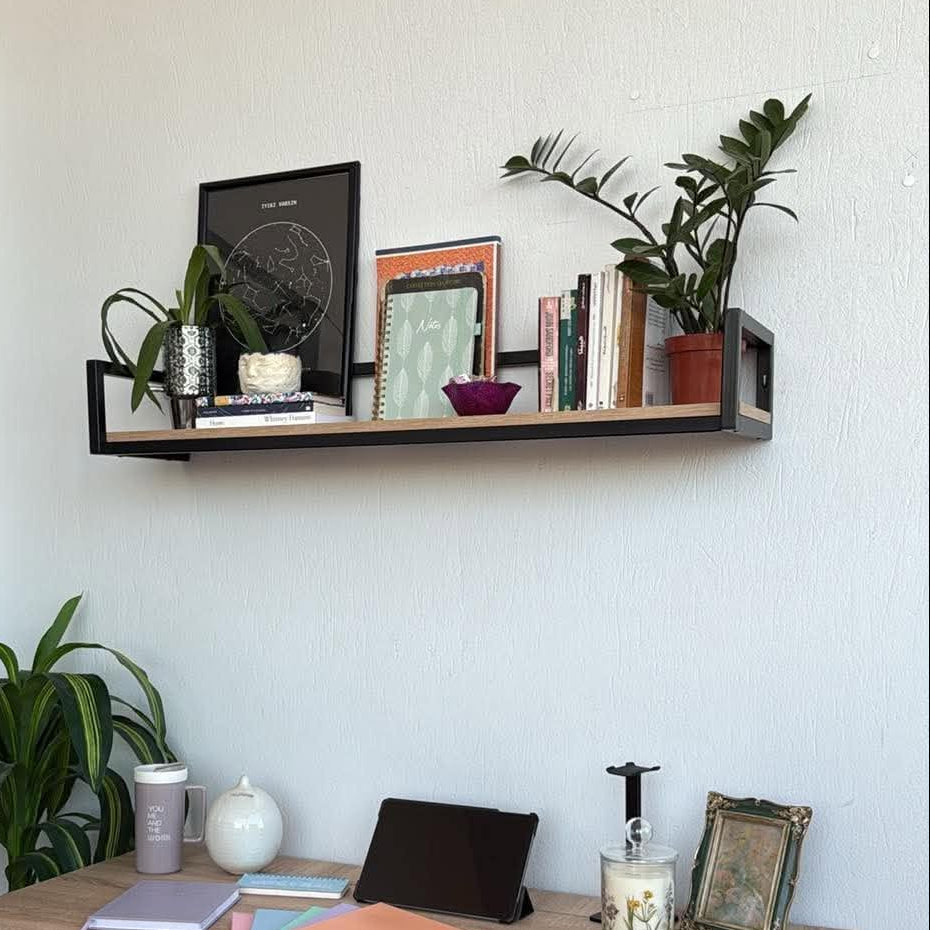 Étagère murale métal noir et bois Sonoma – au-dessus d'un bureau avec plantes, livres, carnet et cadre photo noir