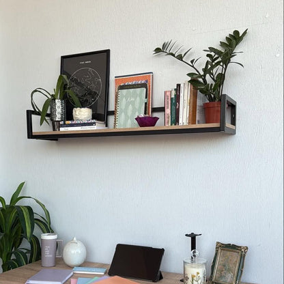 Étagère murale métal noir et bois Sonoma – au-dessus d'un bureau avec plantes, livres, carnet et cadre photo noir