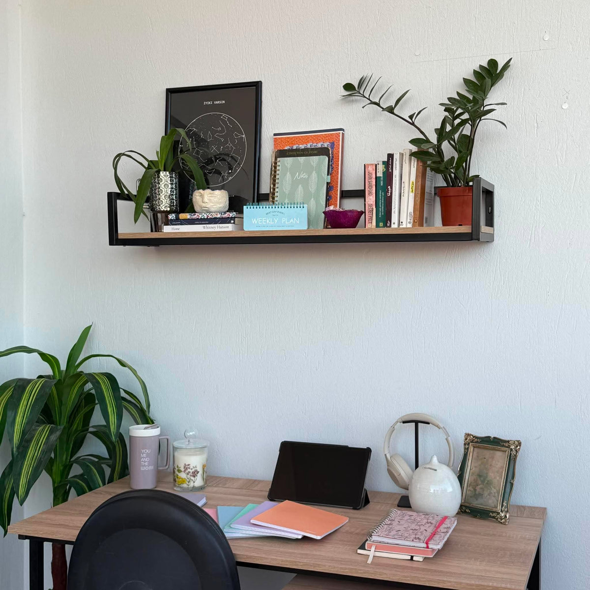 Étagère murale métal noir et bois Sonoma – en situation bureau avec plantes, livres, weekly planner et casque audio blanc