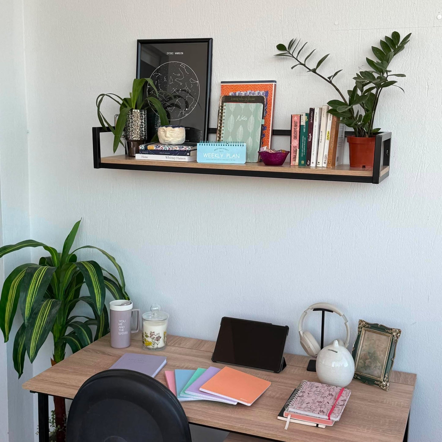 Étagère murale métal noir et bois Sonoma – vue de face en situation bureau avec plantes, livres, weekly planner et casque audio