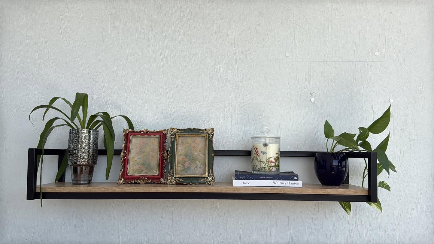 Étagère murale métal noir et bois Sonoma – vue produit de face avec plantes, cadres photos et bougies décoratives