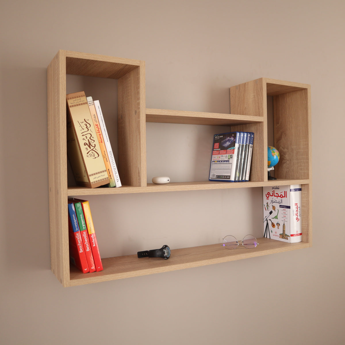 Étagère murale en U beige – vue frontale avec livres et objets déco