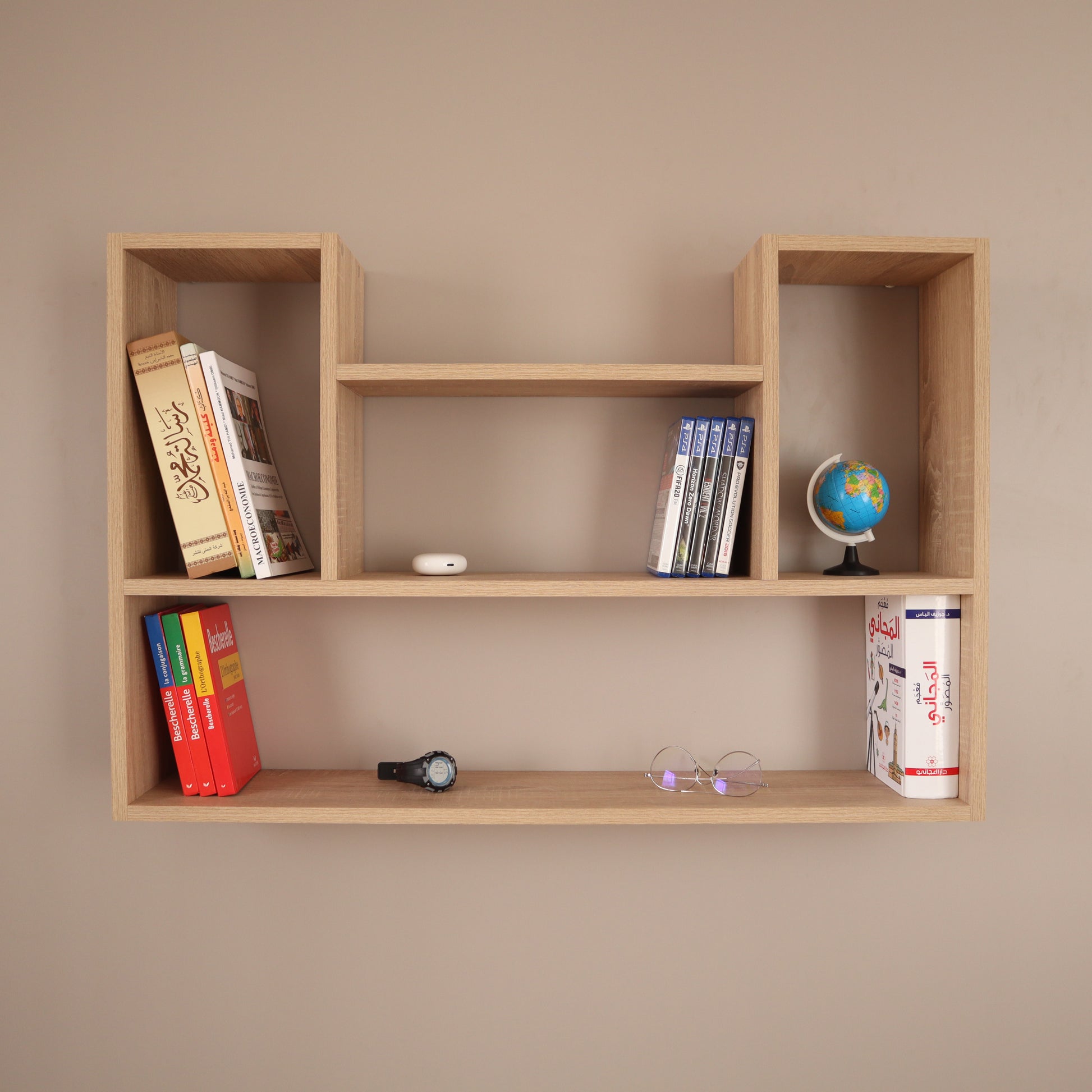 Étagère murale en U beige – vue frontale vide sur mur neutre