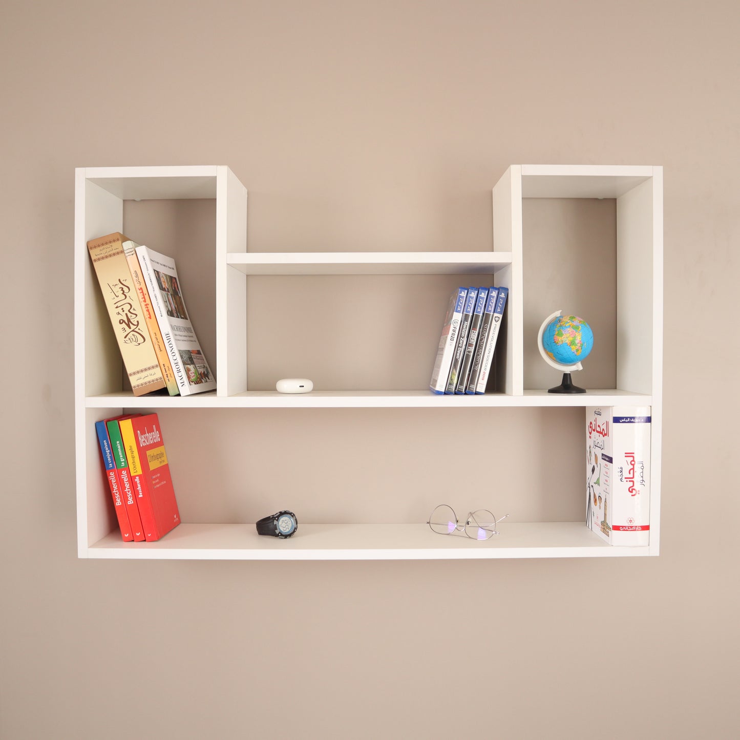 Étagère murale en U blanc – vue de face vide sur mur beige