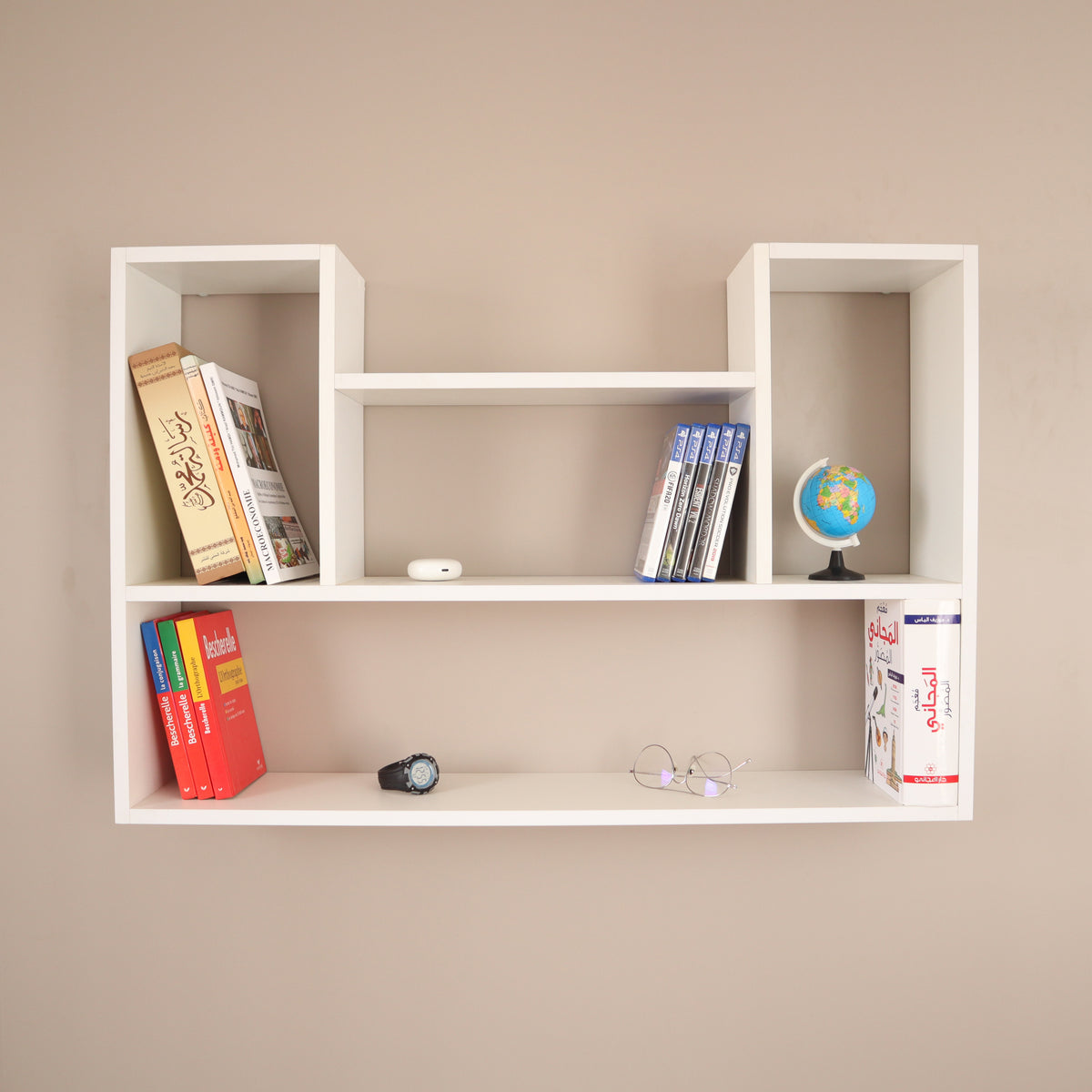 Étagère murale en U blanc – vue de face vide sur mur beige