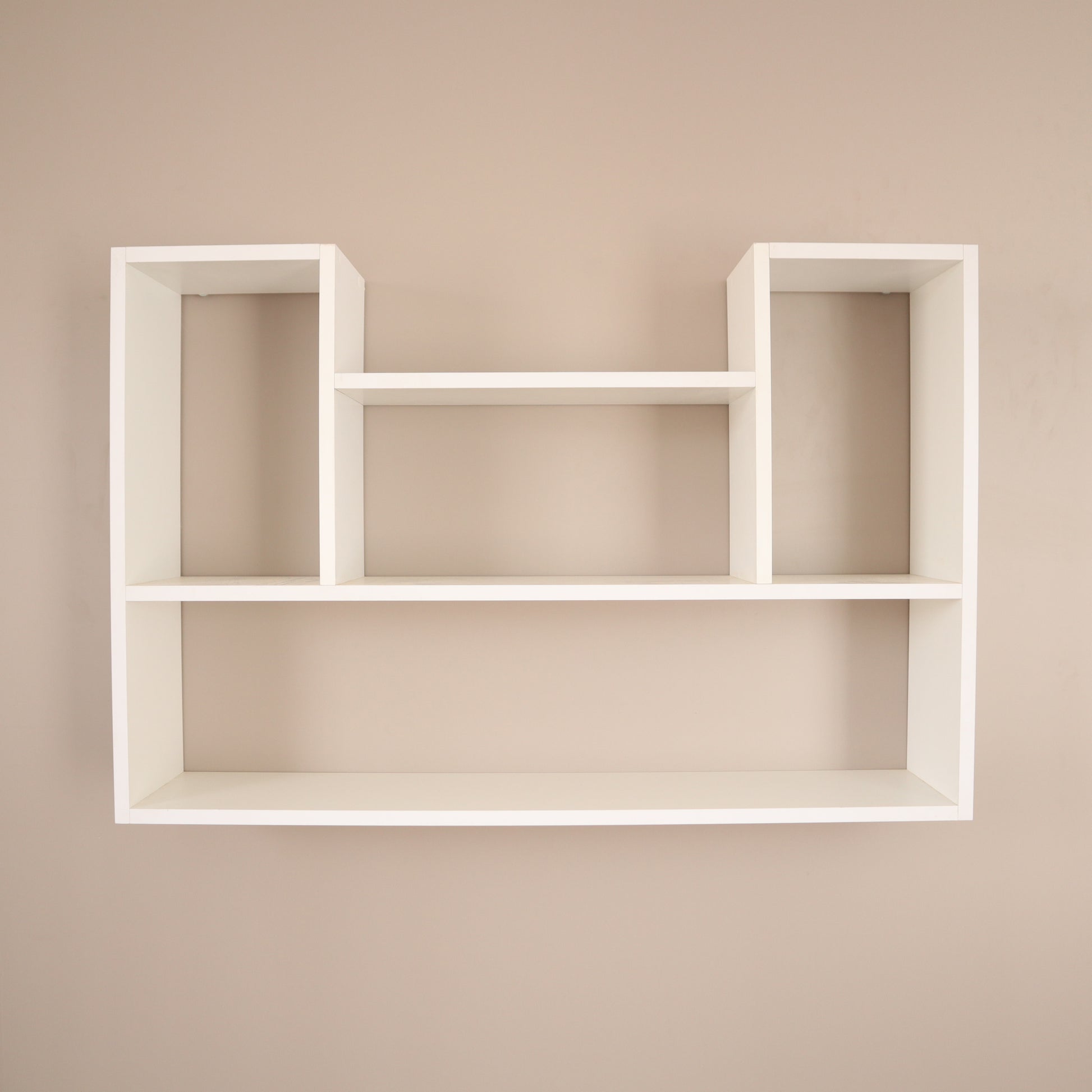 Étagère murale en U blanc – vue frontale vide, structure claire