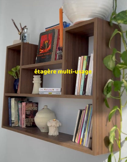 Étagère murale en U marron en situation réelle – livres et plantes dans un salon