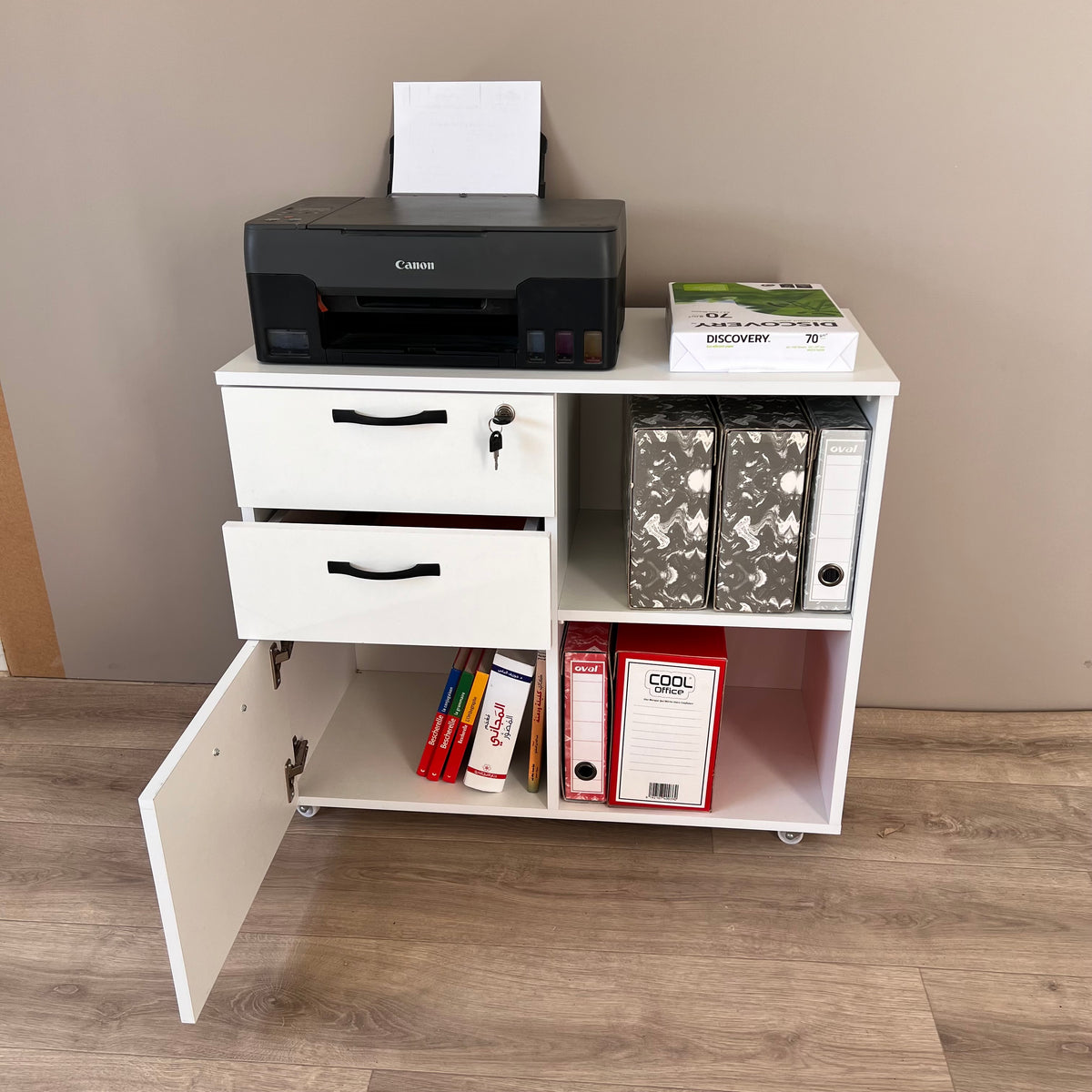 Meuble rangement bureau blanc – porte ouverte avec classeurs et imprimante Canon dessus