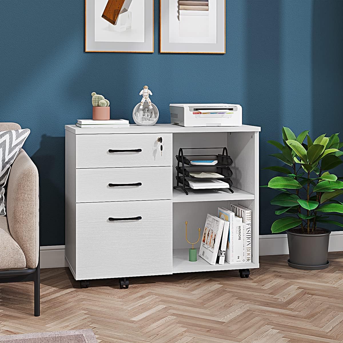 Meuble rangement bureau blanc – 3 tiroirs et compartiments ouverts avec livres et déco