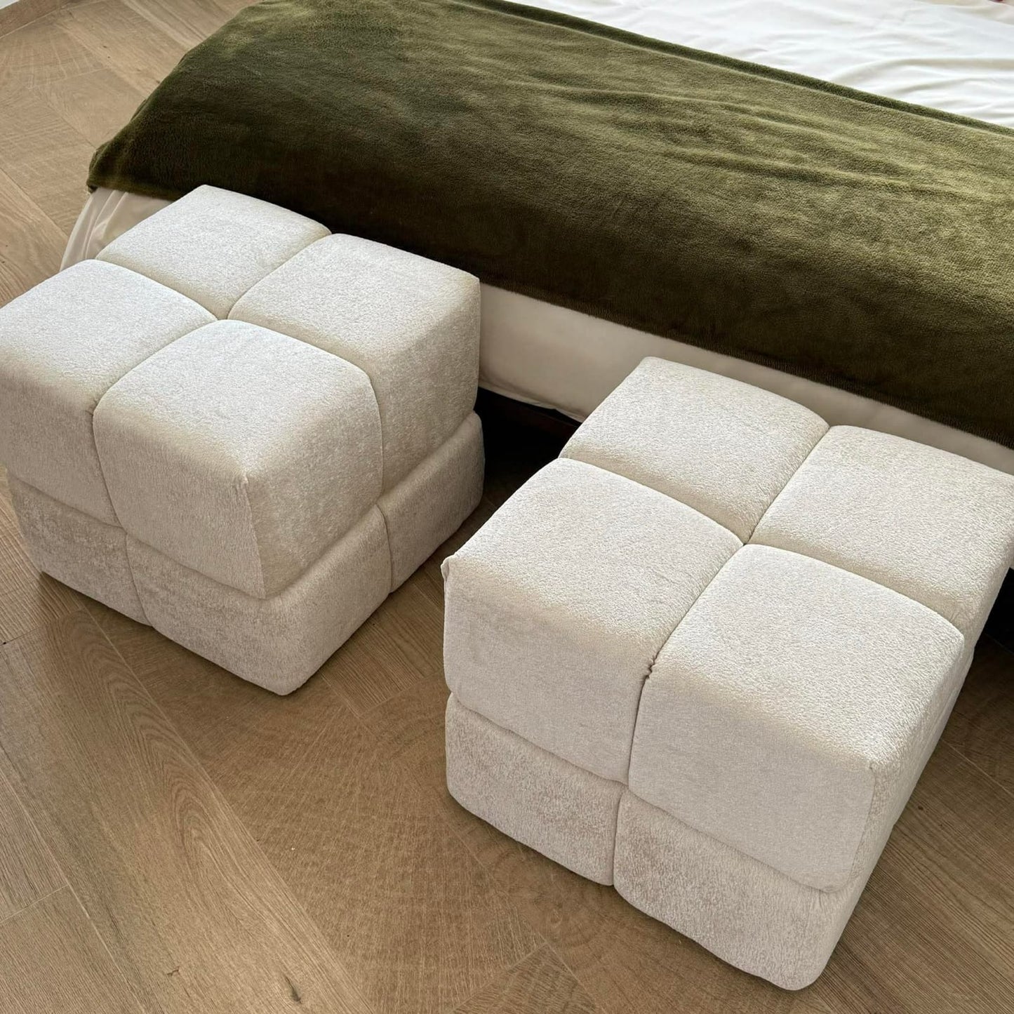 Pouf carré dans un salon décoré – Decotek
