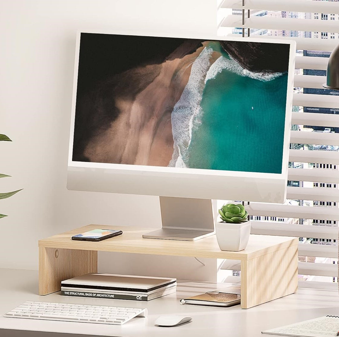 Rehausseur écran beige en situation bureau – moniteur iMac, téléphone, plante et HomePod