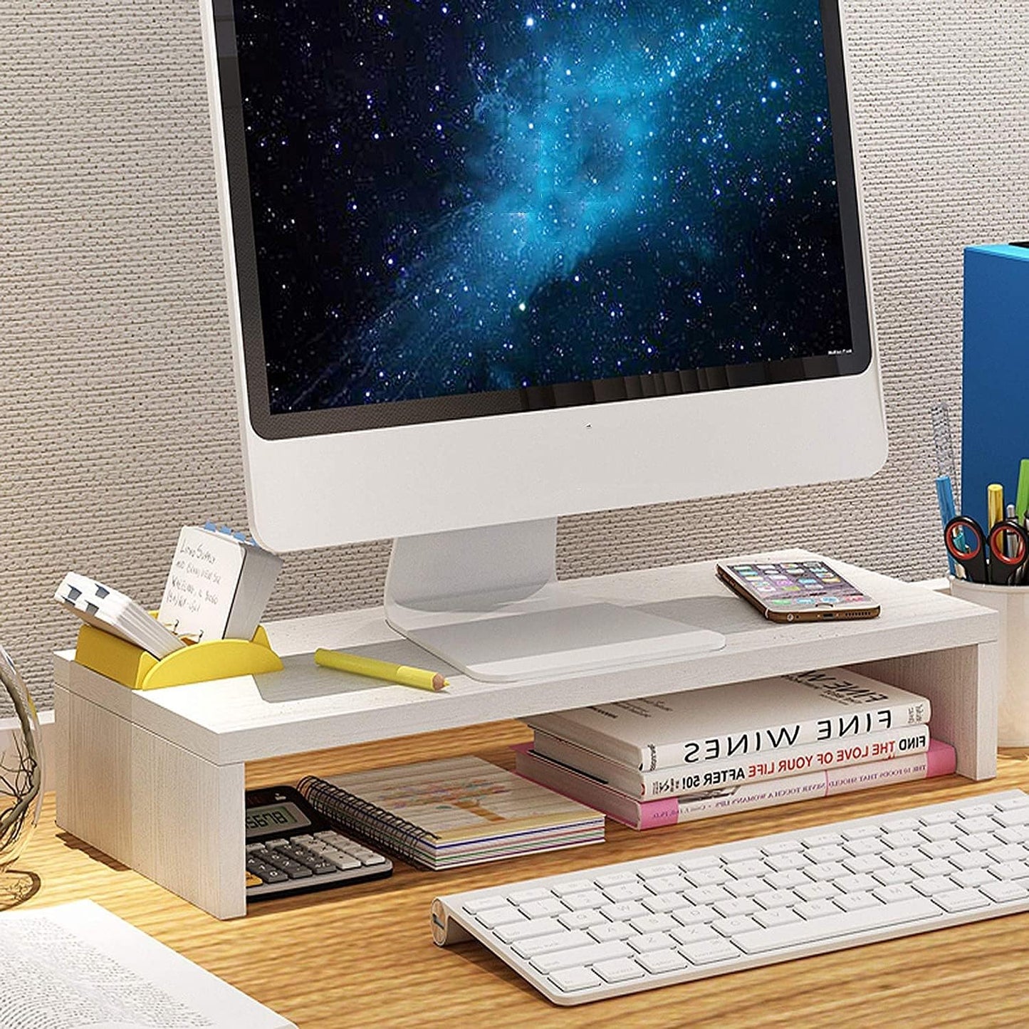 Rehausseur écran blanc en situation bureau – moniteur, clavier et lunettes sur bureau minimaliste