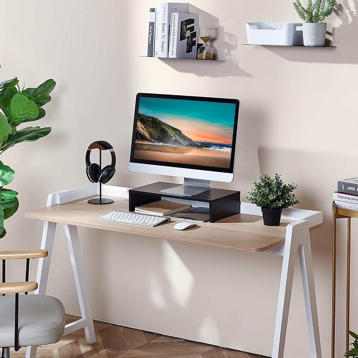 Rehausseur écran noir en situation bureau – vue d'ensemble avec moniteur iMac, casque audio et plantes