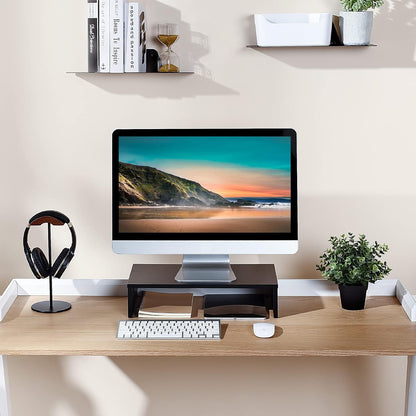 Rehausseur écran noir en situation bureau – vue large avec moniteur iMac, casque audio et plantes