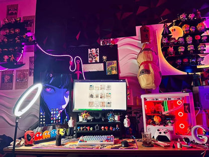 Rehausseur écran noir en situation setup gaming – bureau avec moniteur, figurines et RGB